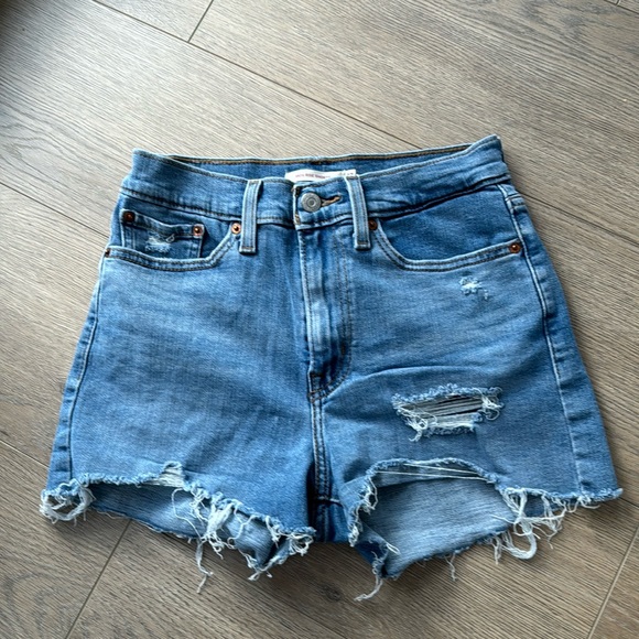 Levi’s high rise shorts in distressed denim size 27 - Picture 2 of 4